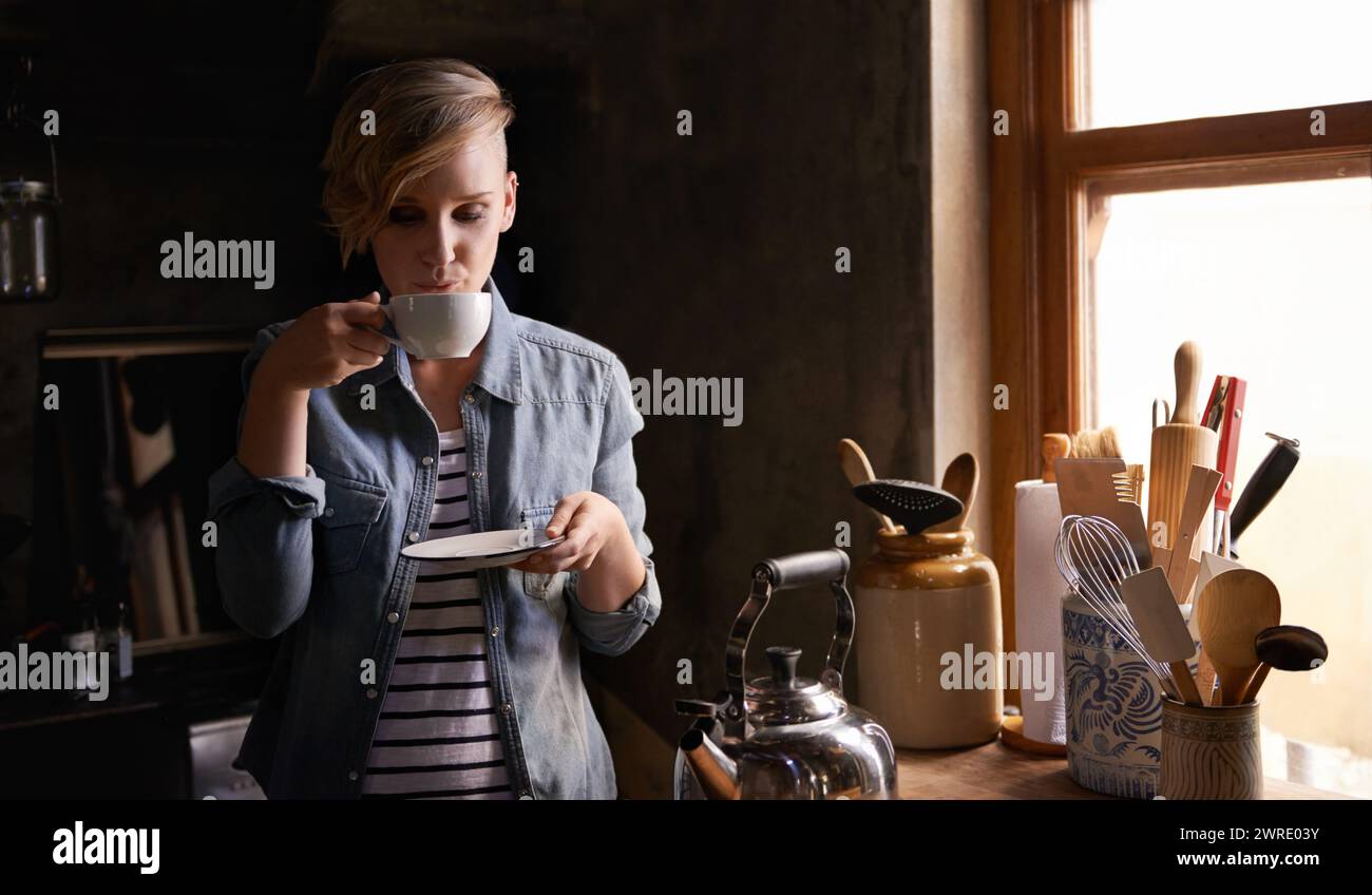 Matin, thé et femme dans la cuisine boire sur la pause calme et le processus de routine à la maison. Sain, matcha ou personne dans la maison avec boisson de petit déjeuner pour commencer Banque D'Images