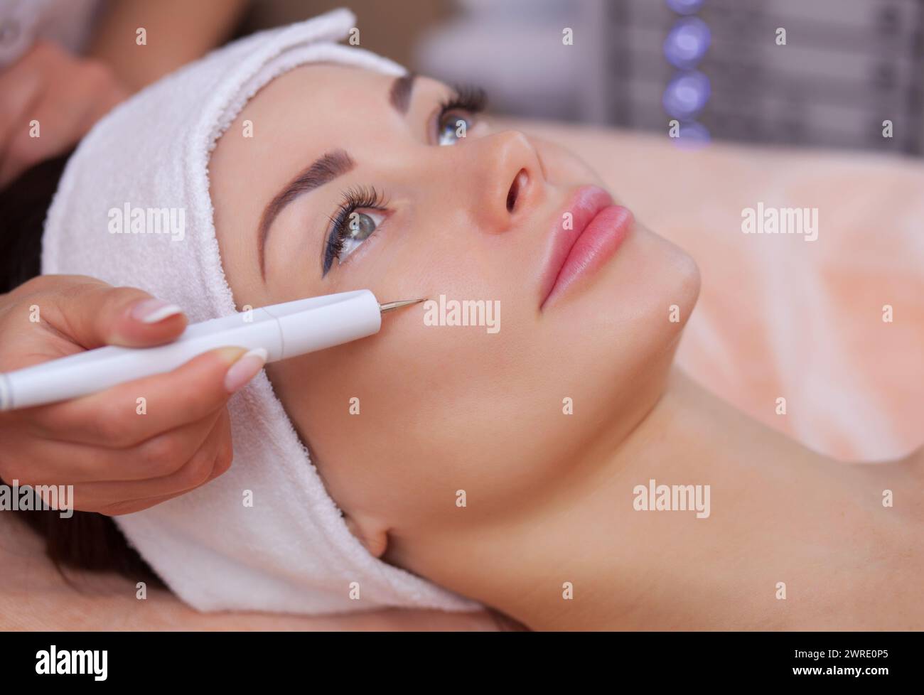 Le médecin-cosmétologue fait le traitement de procédure de Couperose de la peau du visage d'une belle, jeune femme dans un salon de beauté.cosmétologie et p Banque D'Images