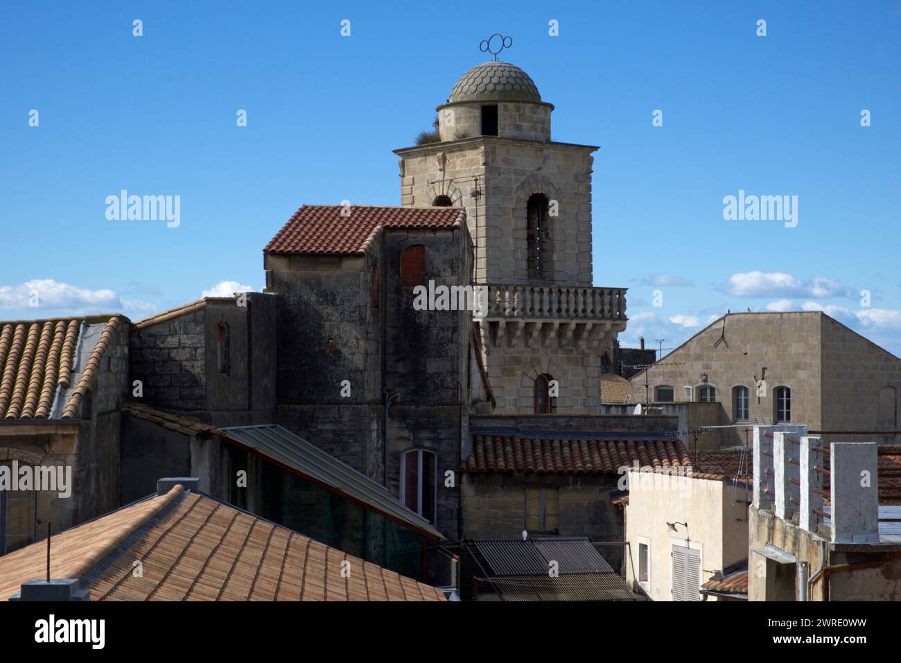 Les toits et la tour de l'église du centre historique d'Arles France Banque D'Images