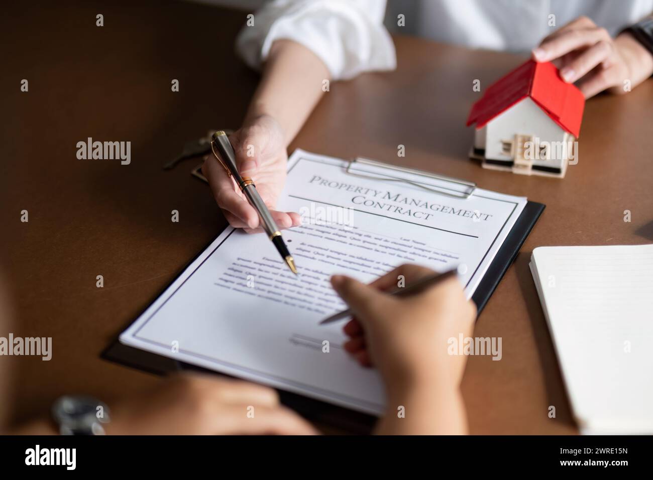 Rencontre des clients et négociation avec les agents immobiliers sur la location, l'achat d'une maison, agent immobilier négocier, parler des conditions de la maison Banque D'Images