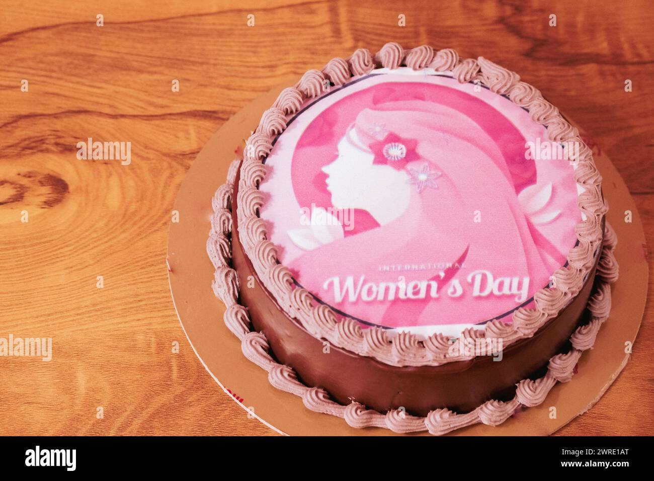 Gâteau du 8 mars. Journée internationale de la femme. Gâteau rose. La Journée internationale de la femme est célébrée le 8 mars dans le monde entier. Espace de copie, mise au point sélective. Banque D'Images