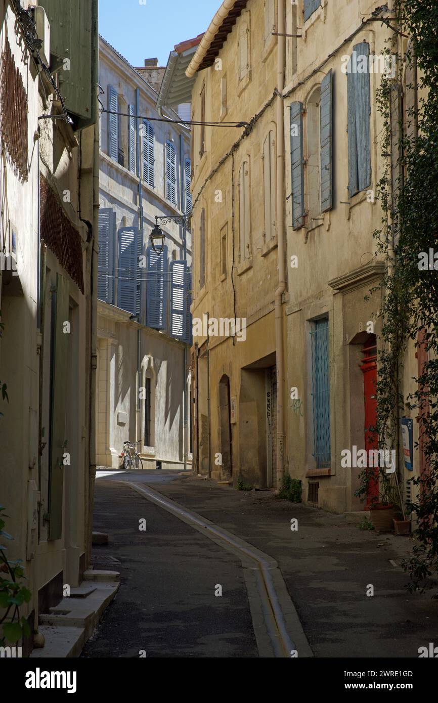 Maisons dans une rue étroite dans le centre historique d'Arles, France Banque D'Images