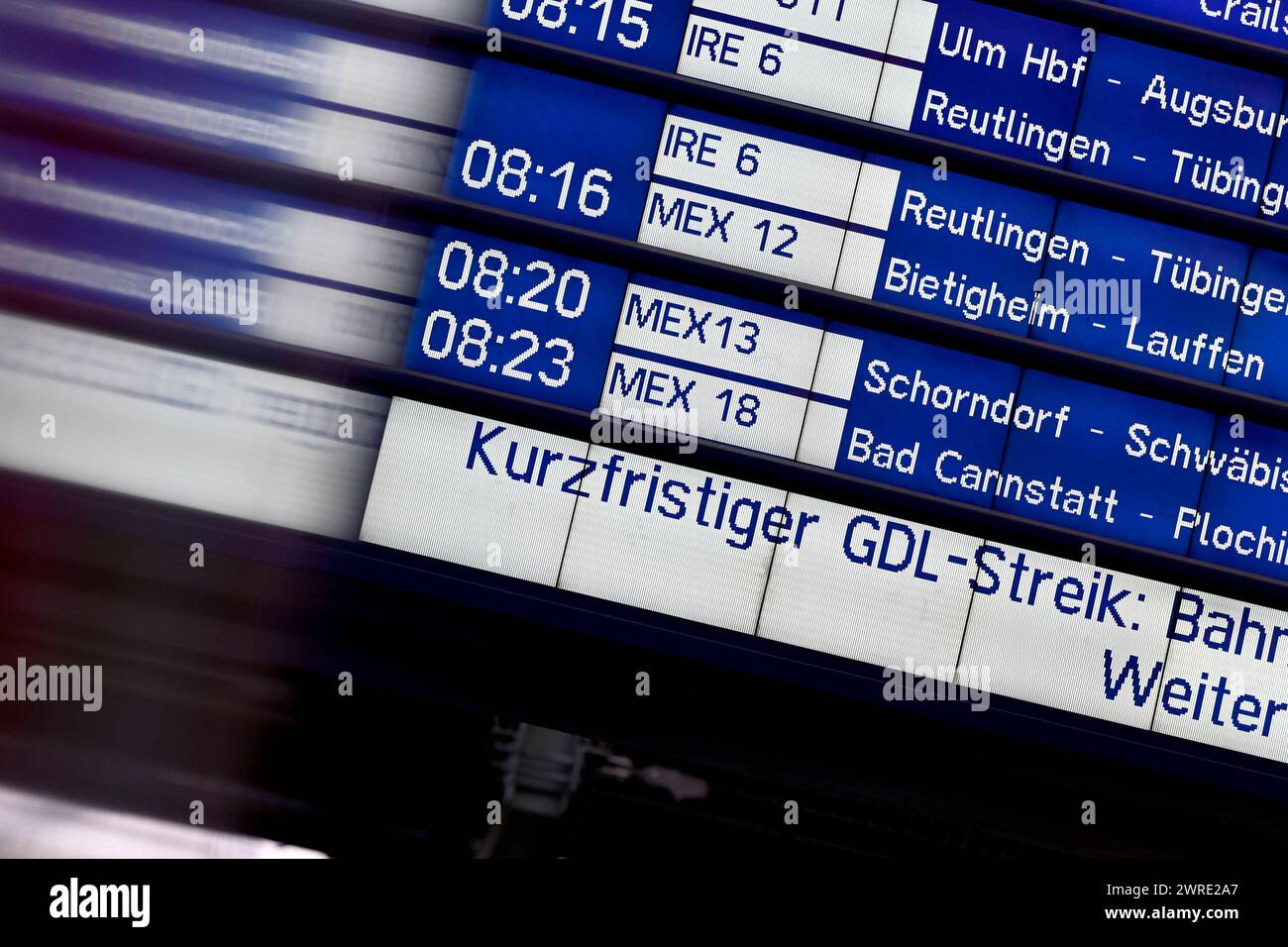 Eine Anzeigetafel im Stuttgarter HBF weist auf einen kurzfristigen GDL-Streik Hin. Die Deutsche Bahn gerichtlich gegen den neuen Streik der Gewerkschaft Deutscher Lokomotivführer GDL vorgehen. Es wäre der sechste Arbeitskampf im laufenden Tarifkonflikt und der Beginn der sogenannten Wellenstreiks. Themenbild, Symbolbild Stuttgart, 11.03.2024 NRW Deutschland *** Un panneau d'affichage à la gare centrale de Stuttgart indique une grève de courte durée de la GDL Deutsche Bahn veut engager une action en justice contre la nouvelle grève du syndicat allemand des conducteurs de train GDL ce serait la sixième action syndicale dans le CUR Banque D'Images