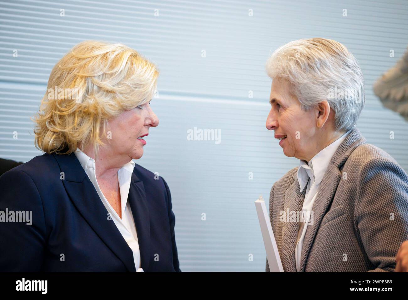 EVA Hoegl, commissaire à la Défense du Bundestag allemand, s’entretient avec Marie-Agnes Strack Zimmermann, MDB, FDP, lors de la remise de son rapport militaire 2023. Berlin, le 12 mars 2024. Banque D'Images