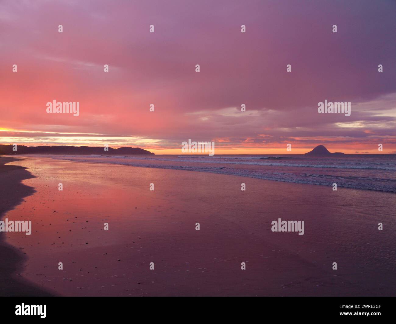 Coucher de soleil sur une plage néo-zélandaise. Whakatane - Nouvelle-Zélande. Banque D'Images