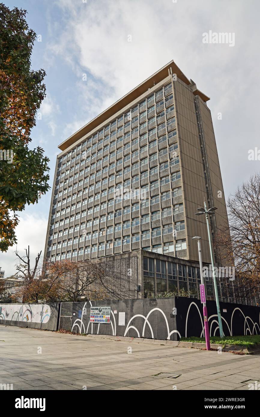 Dans un communiqué de presse de mars 2024, le conseil municipal de Plymouth a annoncé qu'il pourrait racheter l'emblématique tour Civic Centre (AKA Civic) à Urban Splash for Banque D'Images