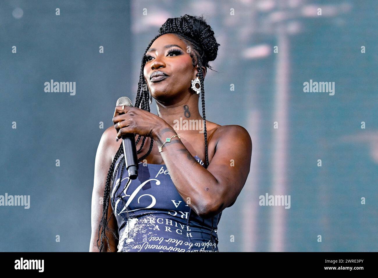 Photo du dossier datée du 14 juillet 2023 montre Aya Nakamura en concert sur scène lors du festival les vieilles charrues à Carhaix, France. L'une des plus grandes stars françaises de la musique, Aya Nakamura, a riposté contre des groupes d'extrême droite en colère après une suggestion qu'elle pourrait chanter devant 300 000 personnes lors de la cérémonie d'ouverture des Jeux Olympiques de Paris, en leur disant : « vous pouvez être raciste mais pas sourd. » Selon les médias locaux, la chanteuse franco-malienne avait discuté de la possibilité d'interpréter une chanson de l'icône du XXe siècle Édith Piaf lorsqu'elle a rencontré le président français, Emmanuel Macron, le mois dernier. Photo de Julien Reyn Banque D'Images