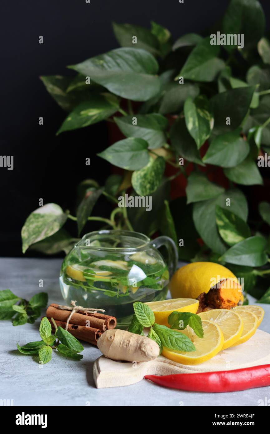 Tisane à la menthe, au gingembre, au citron et aux épices sur fond texturé avec espace de copie. Concept de médecine maison.boisson biologique naturelle pour la période froide Banque D'Images