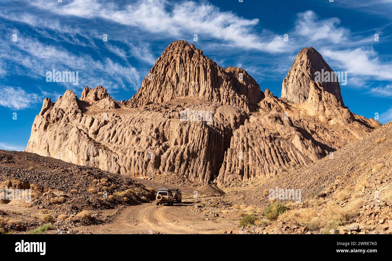 Paysage de Hoggar dans le désert du Sahara, Algérie. Une vue sur les montagnes et les organes de basalte qui se dressent autour du chemin de terre qui mène à Assekrem. Banque D'Images