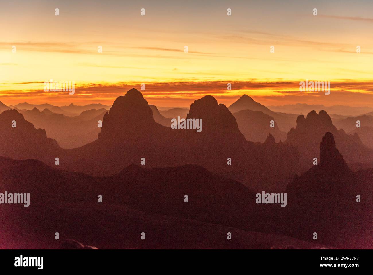 Paysage de Hoggar dans le désert du Sahara, Algérie. Une vue depuis Assekrem du lever du soleil sur les montagnes Atakor Banque D'Images