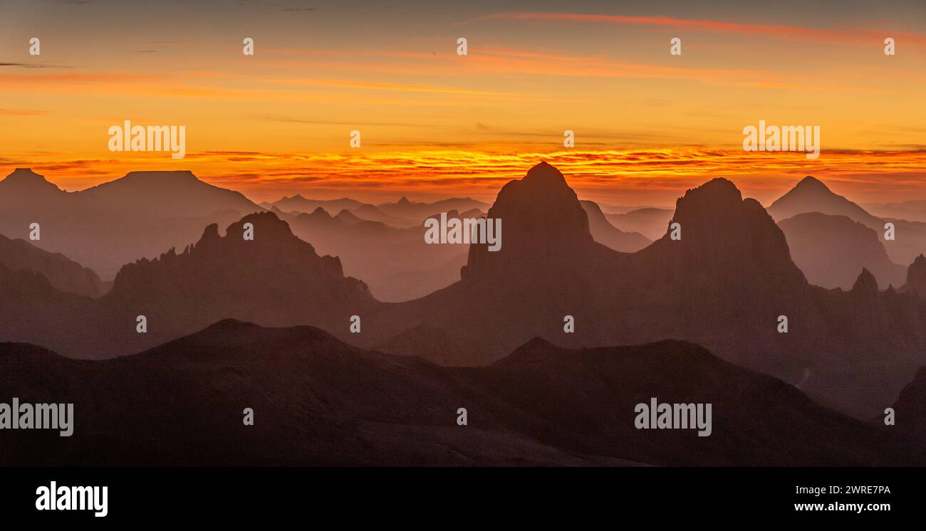 Paysage de Hoggar dans le désert du Sahara, Algérie. Une vue depuis Assekrem du lever du soleil sur les montagnes Atakor Banque D'Images