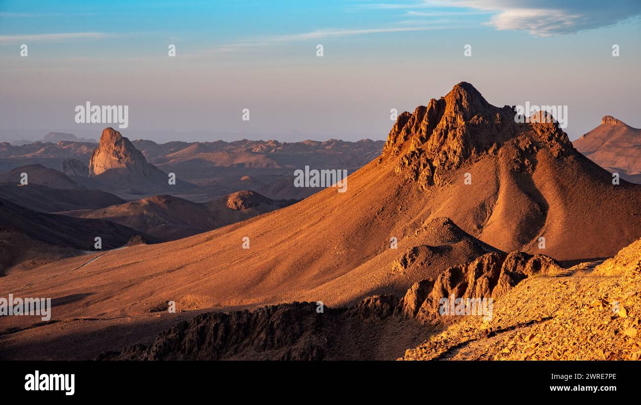 Paysage de Hoggar dans le désert du Sahara, Algérie. Une vue depuis Assekrem sur les montagnes et les organes de basalte qui s'élèvent dans la lumière du matin. Banque D'Images