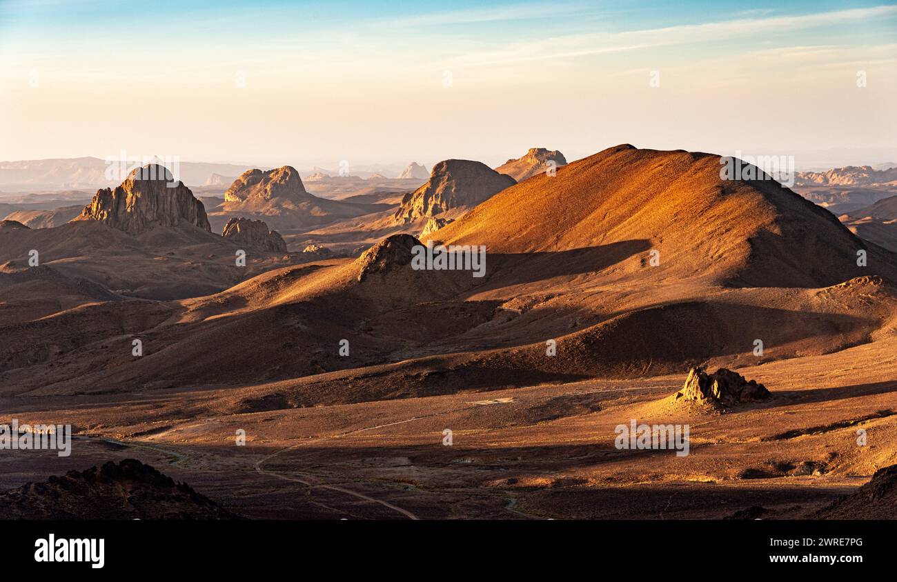 Paysage de Hoggar dans le désert du Sahara, Algérie. Une vue depuis Assekrem sur les montagnes et les organes de basalte qui s'élèvent dans la lumière du matin. Banque D'Images