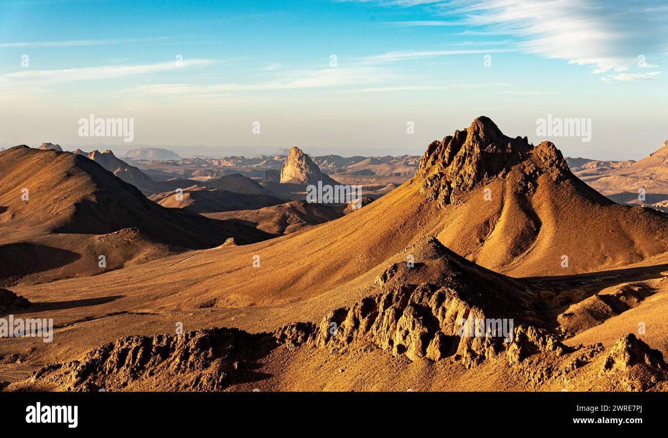 Paysage de Hoggar dans le désert du Sahara, Algérie. Une vue depuis Assekrem sur les montagnes et les organes de basalte qui s'élèvent dans la lumière du matin. Banque D'Images