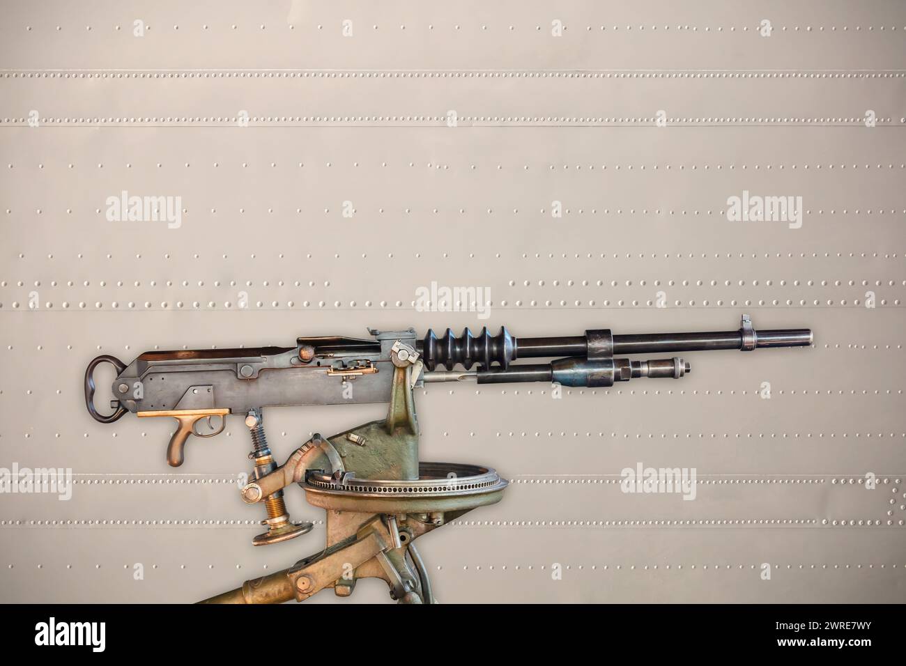 Ancienne mitrailleuse lourde devant un fond en acier Banque D'Images