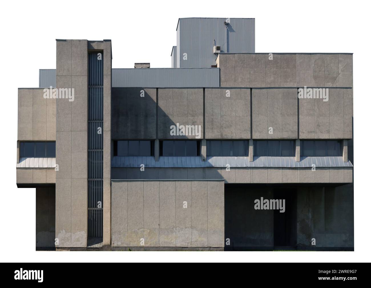 Vieux bâtiment en ruine fait de béton et d'acier. Isolé sur blanc Banque D'Images