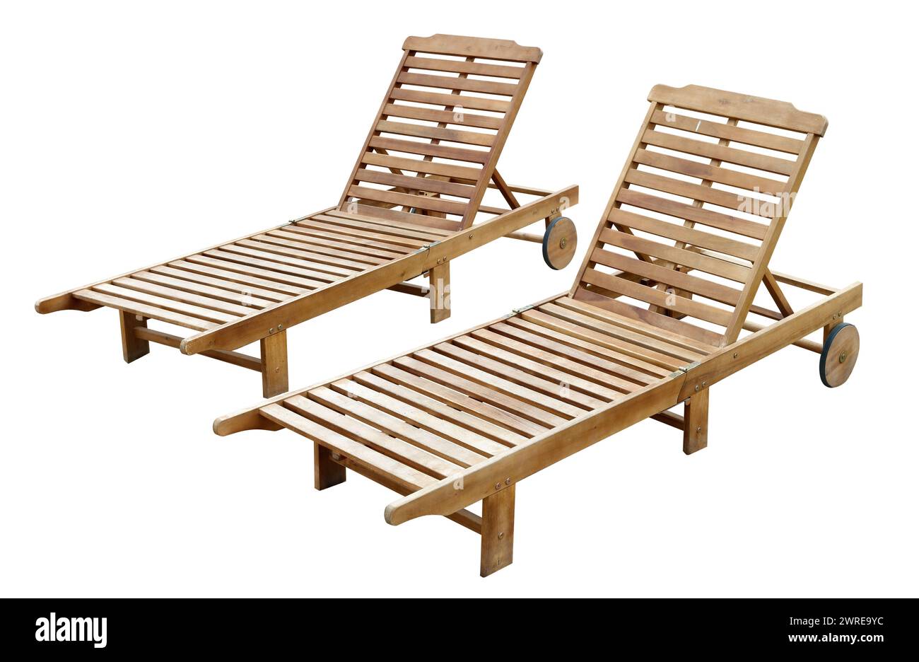 Deux chaises longues en bois pour se détendre sur la plage. Isolé sur blanc Banque D'Images