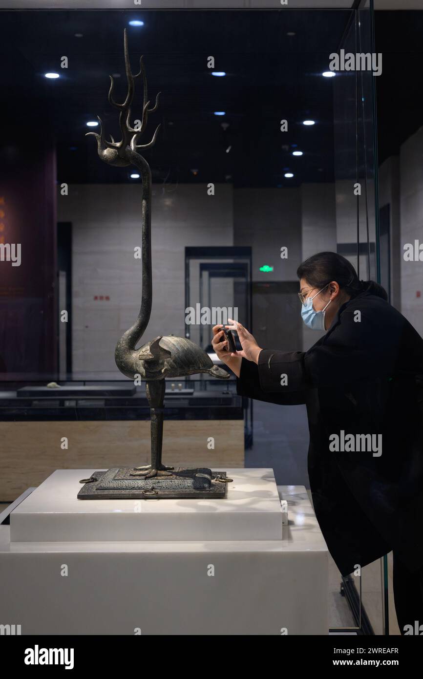 (240312) -- WUHAN, 12 mars 2024 (Xinhua) -- un membre du personnel vérifie un artefact en bronze au Musée provincial du Hubei à Wuhan, dans la province du Hubei en Chine centrale, le 4 mars 2024. Une exposition intitulée « Phoenix Kingdoms : The Last Splendor of China's Bronze Age » se tiendra d'avril à juillet au Asian Art Museum de San Francisco. L'exposition présentera plus de 260 objets provenant de cinq musées chinois, mettant en valeur l'art des anciens états Chu et Zeng. Beaucoup de ces objets, qui comprennent des objets en bronze, des objets en laque et des objets en jade, n'ont jamais été exposés en dehors de la Chine auparavant. (Xinhua/Hu Jingwen Banque D'Images