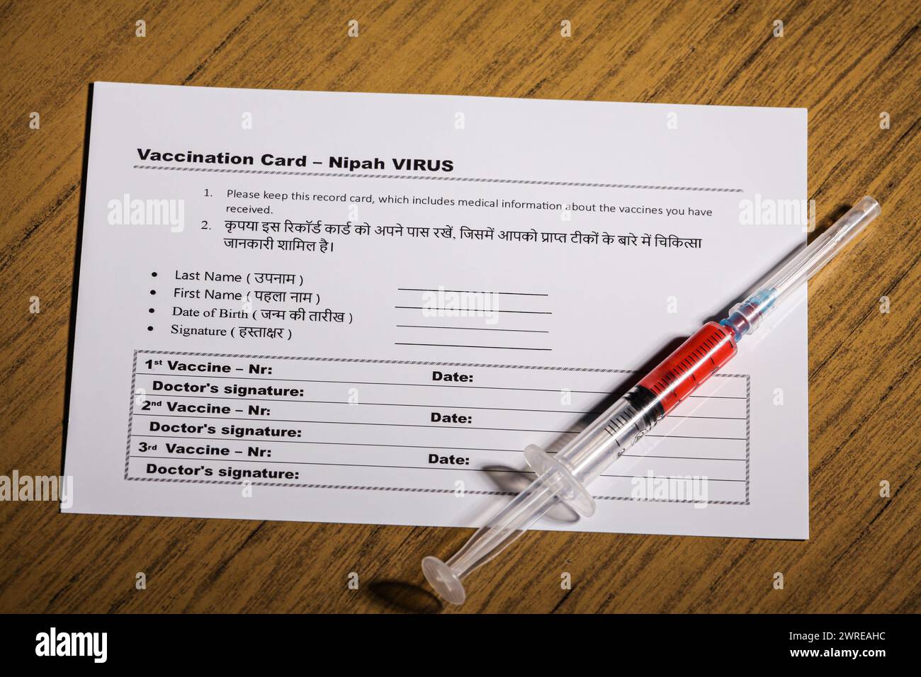 La nouvelle carte de vaccination contre le virus nipah qui se propage dans le monde. Attention, le virus est très fort 2023. Seringue contenant du sang Banque D'Images La nouvelle carte de vaccination contre le virus nipah qui se propage dans le monde. Attention, le virus est très fort 2023. Seringue contenant du sang Banque D'Images