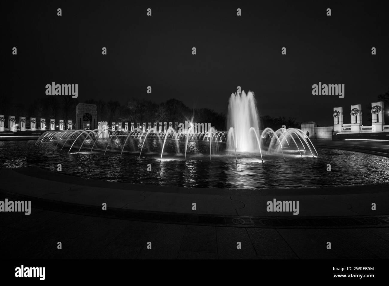 Washington, DC - 3-11-2024 : Mémorial de la seconde Guerre mondiale la nuit Banque D'Images