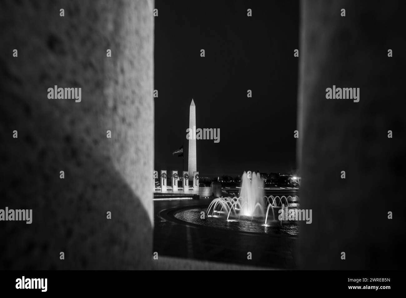 Washington, DC - 3-11-2024 : Monument commémoratif de la seconde Guerre mondiale et Monument de Washington la nuit Banque D'Images