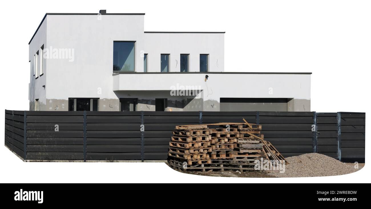 Bâtiment inachevé d'une maison rurale en pierre blanche. Isolé sur blanc Banque D'Images