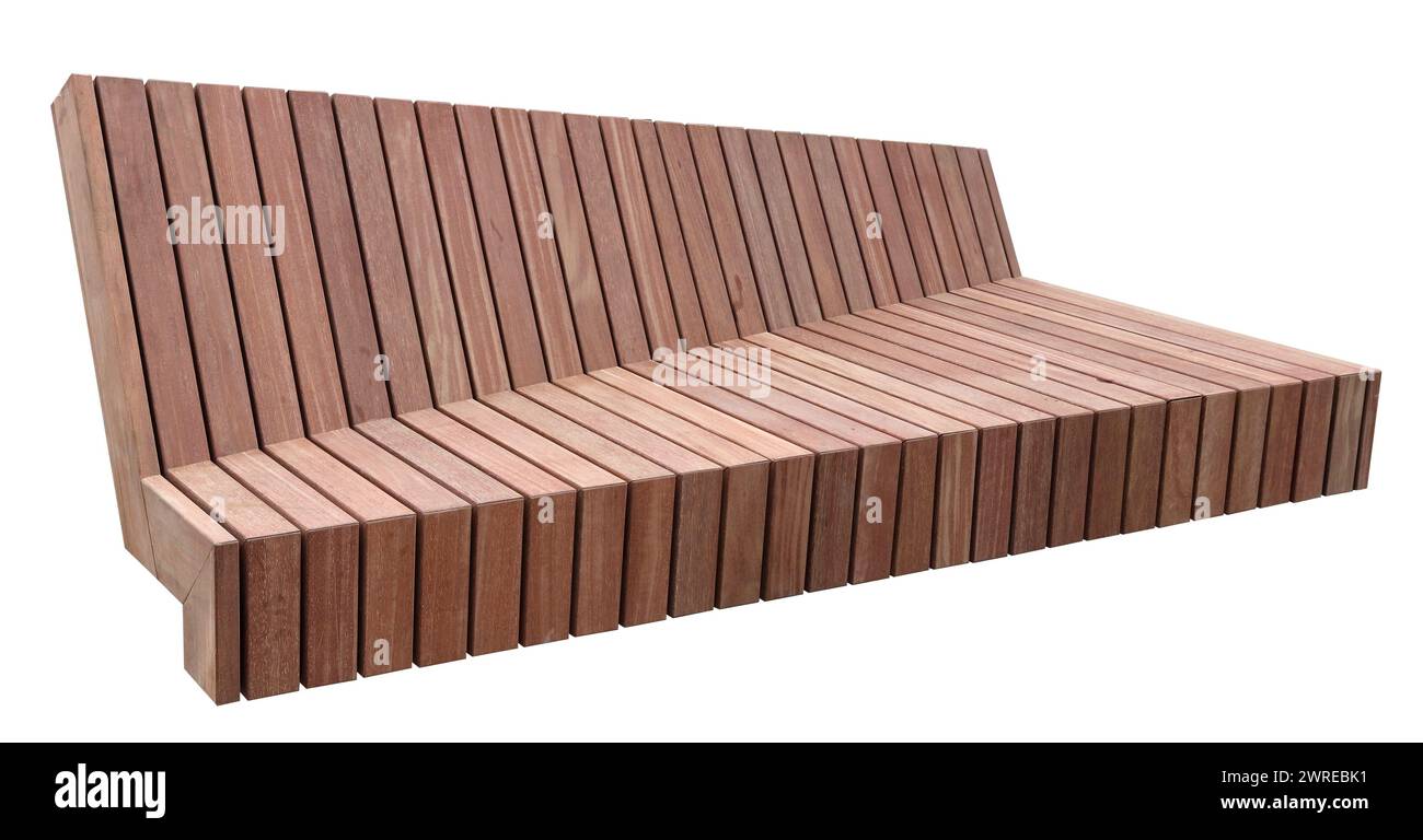 Banc en bois moderne dans un parc public. Isolé sur blanc Banque D'Images
