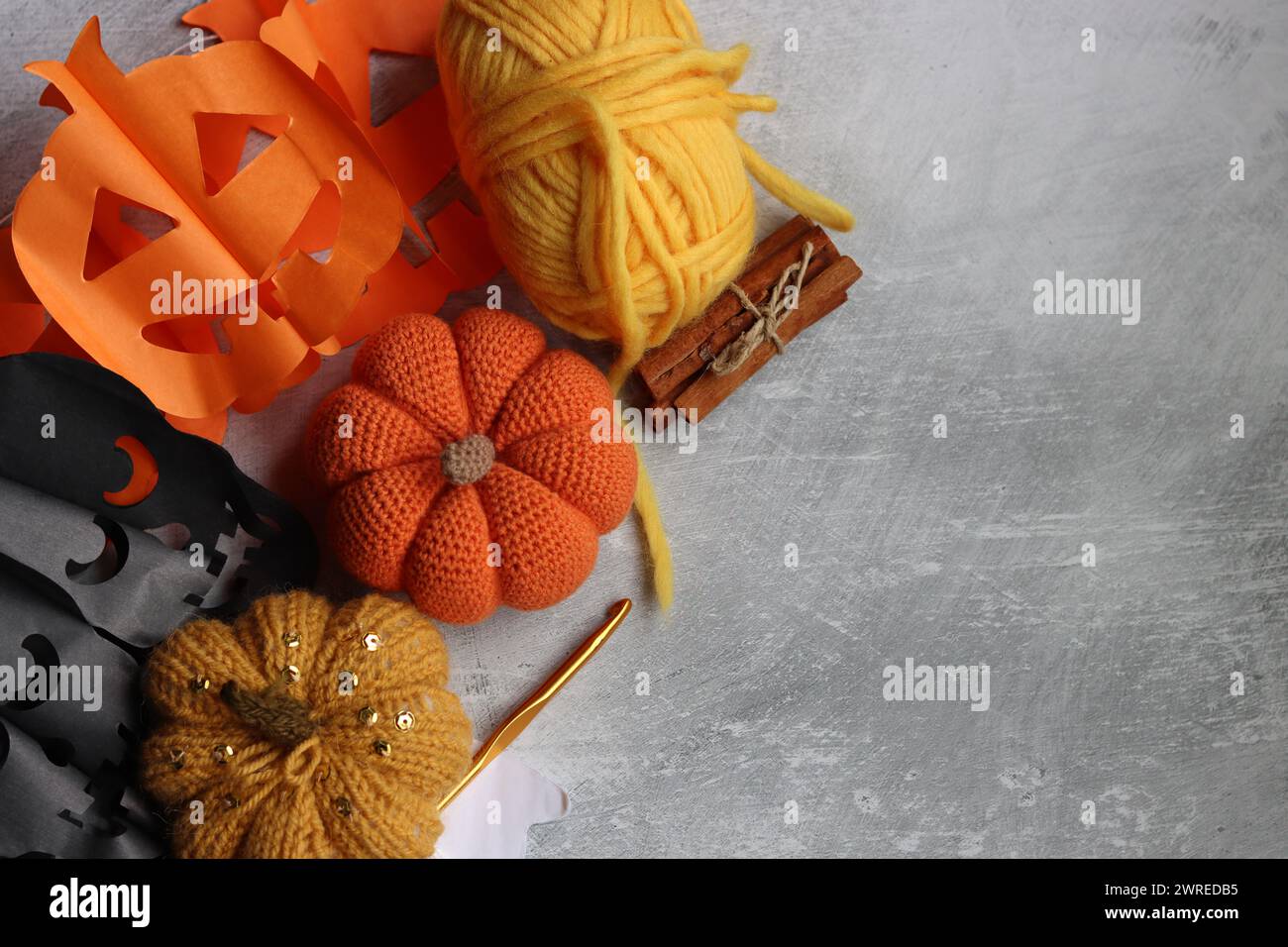 Idées de crochet automnal. Jouets amigurumi mignons crochetés, fil de laine, crochet. Espace pour le texte. Banque D'Images