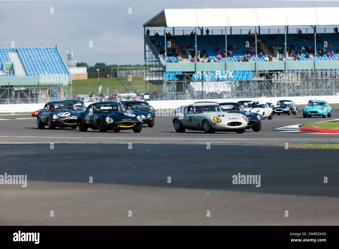 James Thorpe et Graeme Dodd, en tête du Big Cat Challenge, peu après le Rolling Start, au Silverstone Festival 2023 Banque D'Images