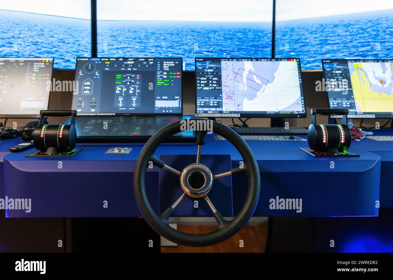 Panneau de commande de navire moderne avec volant et accélérateurs de moteur. L'équipement de la passerelle de capitaine dans le cadre du système de simulation de la navigation maritime Banque D'Images