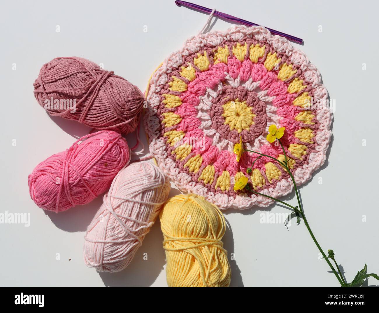 Photo vue de dessus de boules de fil de coton, crochet crochet et fleurs. Elément décoratif fait à la main. Banque D'Images