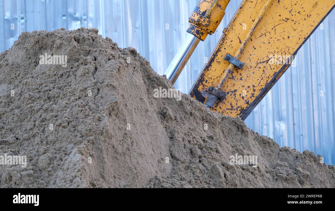 Gros plan bulldozer avec du sable sur le chantier de construction Banque D'Images
