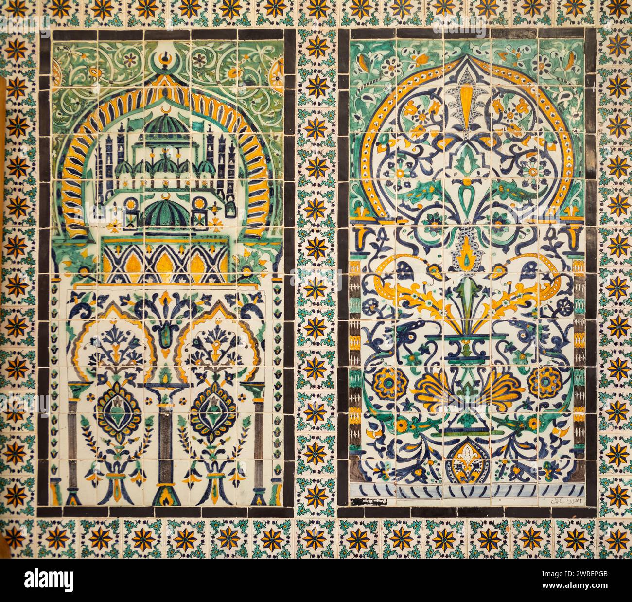 Mosaïque de carreaux de céramique antique élaborée à l'intérieur du mausolée Sidi Abid el Ghariani dans l'ancienne médina de Kairouan, Tunisie. La ville est classée UNESCO Banque D'Images