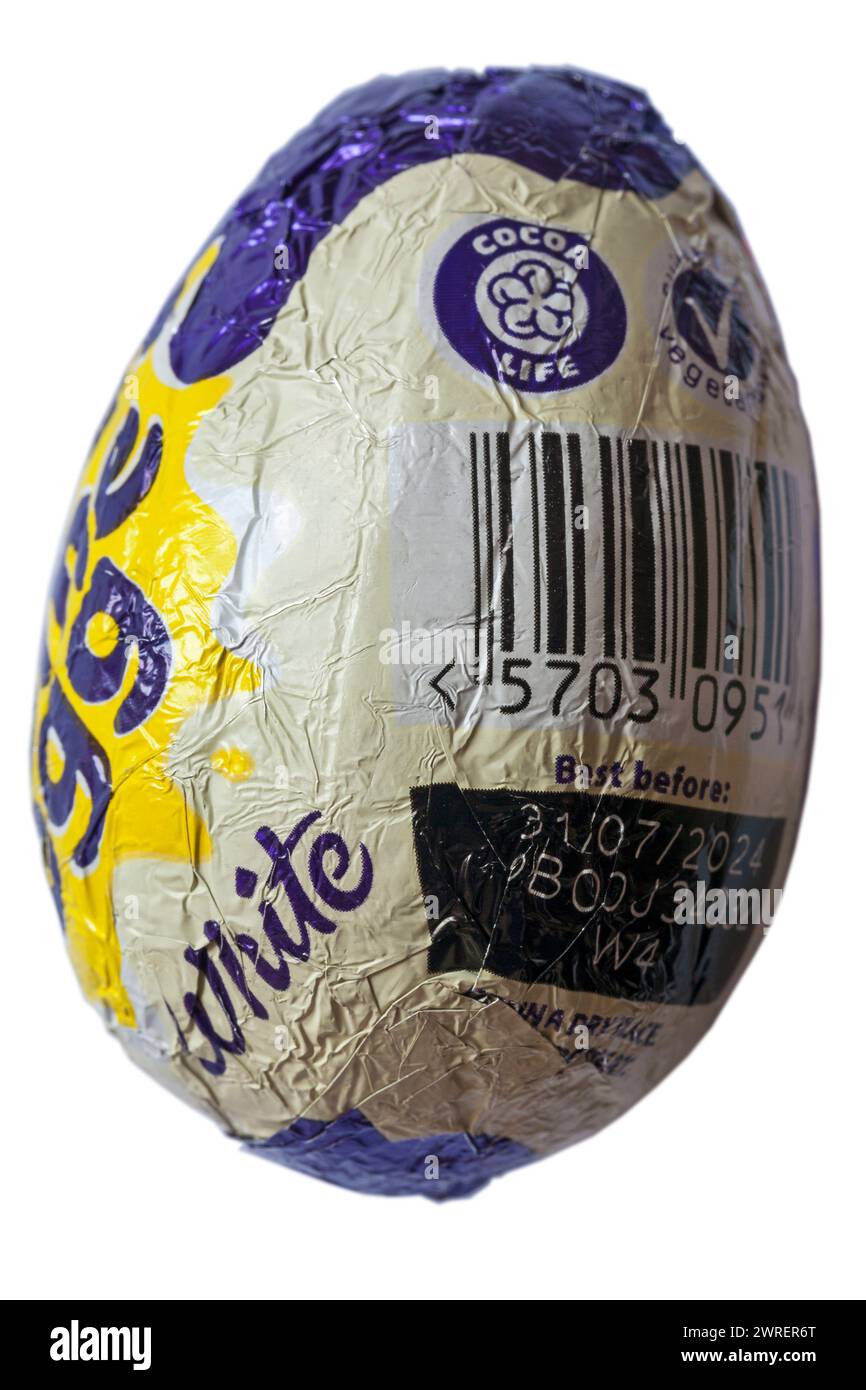 Oeuf crème blanc Cadbury montrant le code à barres et le meilleur avant le papier d'aluminium de date enveloppé isolé sur fond blanc Banque D'Images