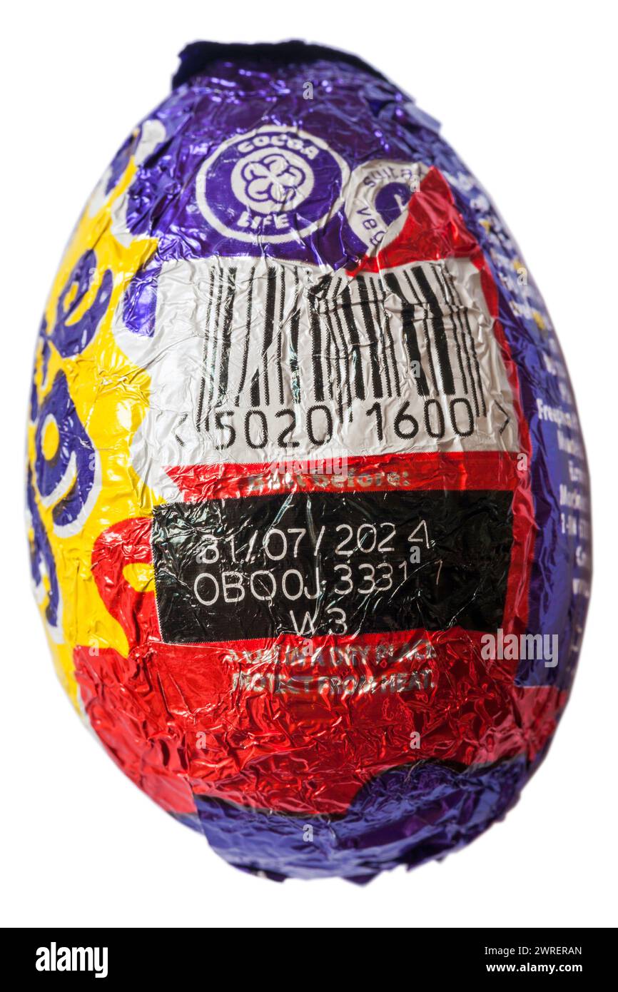 Œuf crème classique Cadbury montrant le code à barres et le meilleur avant la date emballé isolé sur fond blanc Banque D'Images