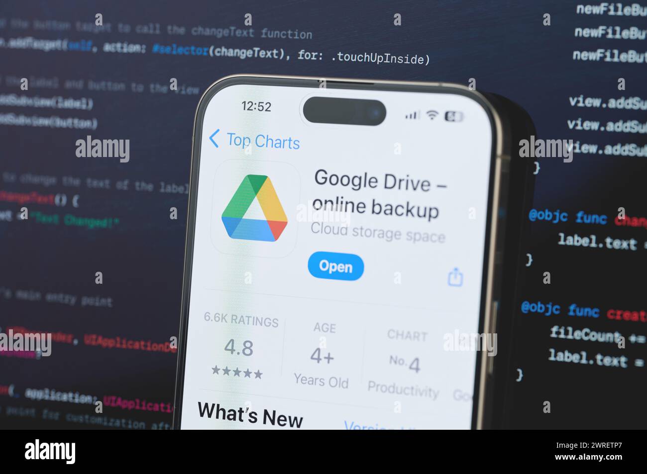 New York, États-Unis - 23 février 2024 : Google Drive sur l'écran de l'iphone en arrière-plan de programmation de code flou Banque D'Images