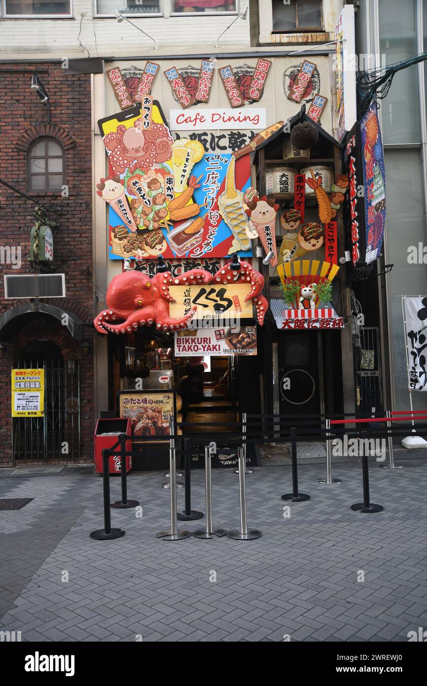 L’entrée d’un magasin vendant du takoyaki, une collation japonaise en forme de boule faite d’une pâte à base de farine de blé dans un magasin de la région de Dotonbori à Osaka, au Japon Banque D'Images