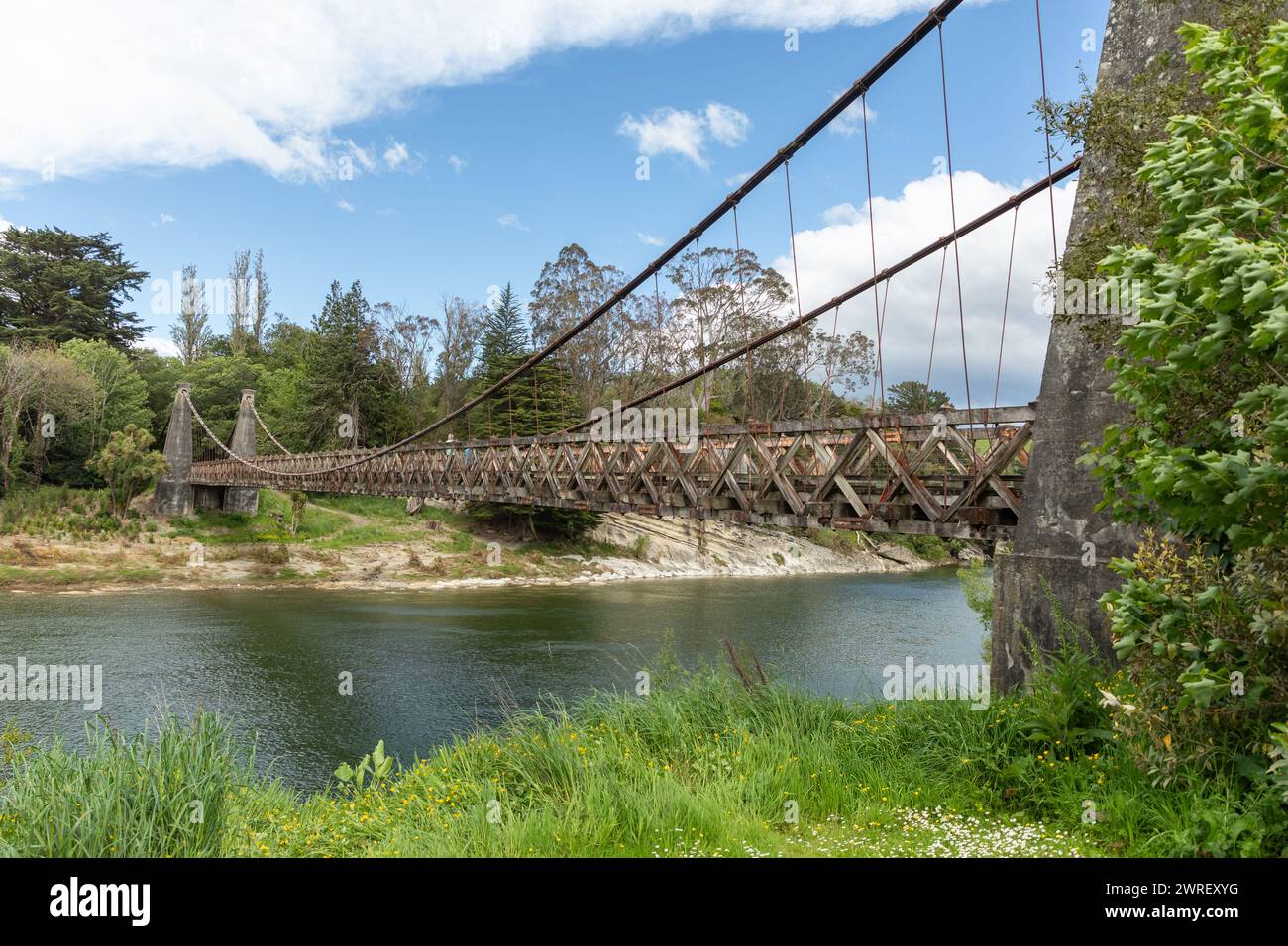 Le pont suspendu historique de Clifden, datant de 1899, enjambe la rivière Waiau au nord de Tuatapere, Southland, Nouvelle-Zélande. Les caractéristiques du pont de 111,5 M. Banque D'Images