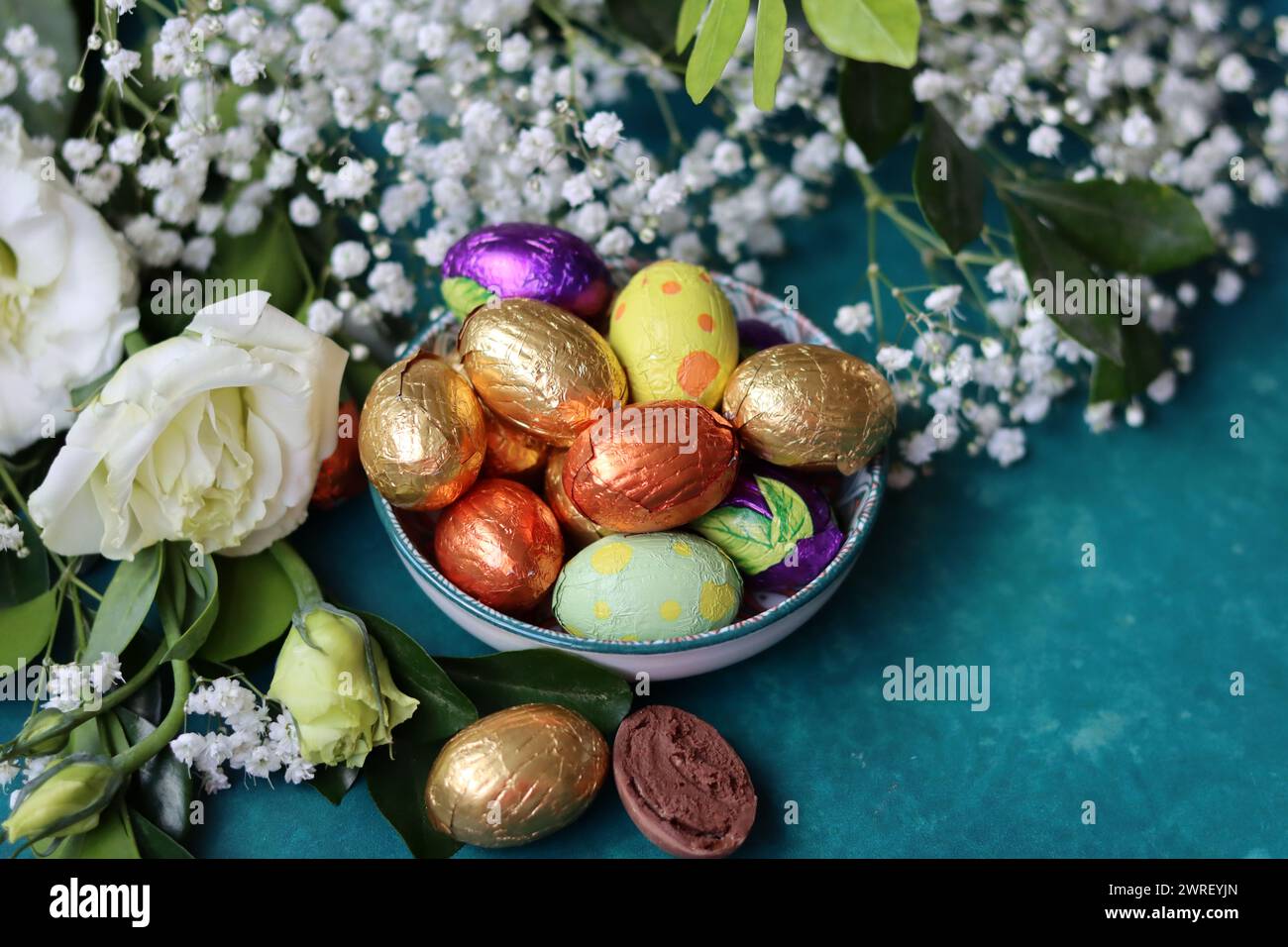 Carte de voeux de Pâques. Nature morte colorée avec des œufs et des fleurs. Banque D'Images