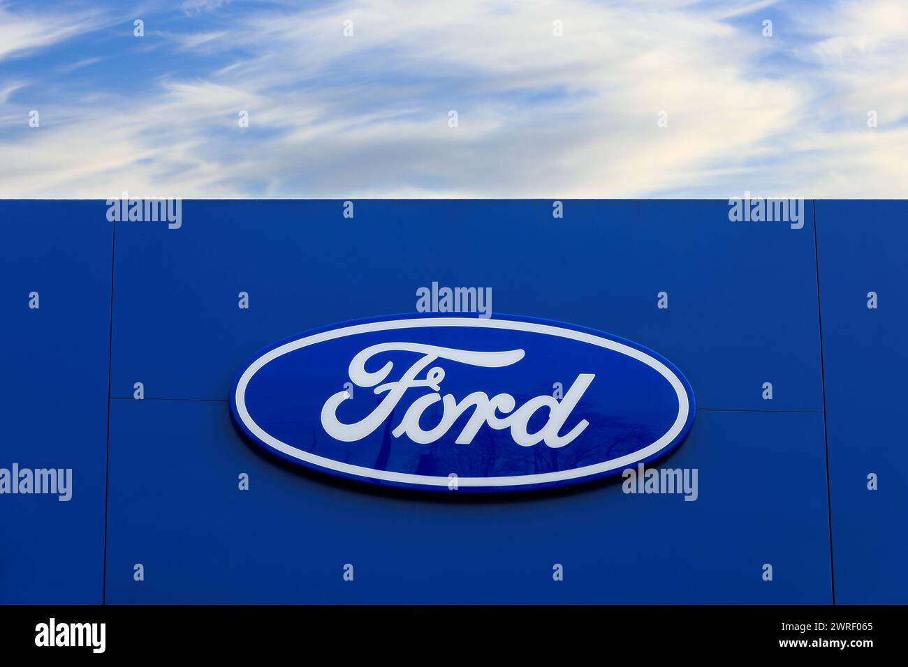Logo Ford à l'établissement concessionnaire contre fairweather SKY. La société a été fondée par Henry Ford à mi, États-Unis en 1903. Salo, Finlande. 10 mars 24. Banque D'Images