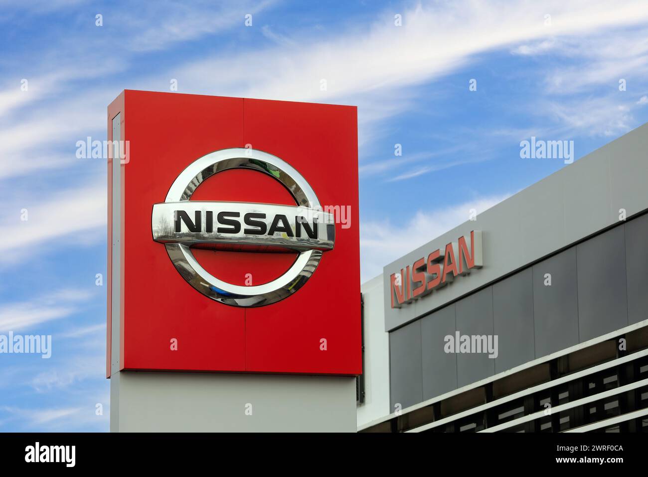 Logo Nissan Motor Co. Ltd. À l'extérieur du concessionnaire. En 2022, la Nissan japonaise était le 9e constructeur automobile mondial. Salo, Finlande. 10 mars 2024. Banque D'Images