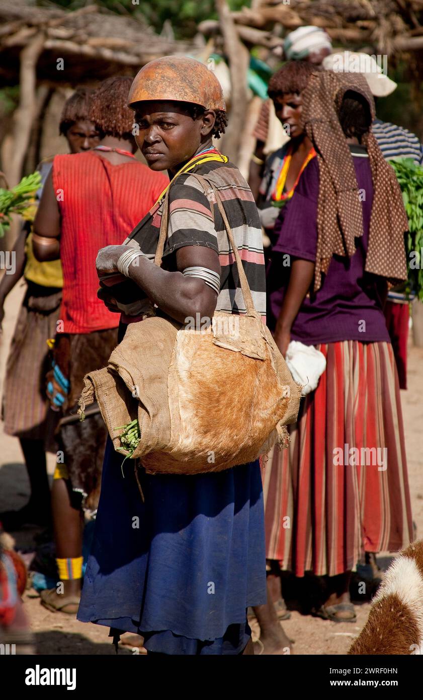 TURMI, OMO VALLEY, ETHIOPIE - 19 NOVEMBRE 2011 : femme Hamar non identifiée au marché du village. Les marchés hebdomadaires sont des événements importants dans la vallée de l'Omo tribal Banque D'Images