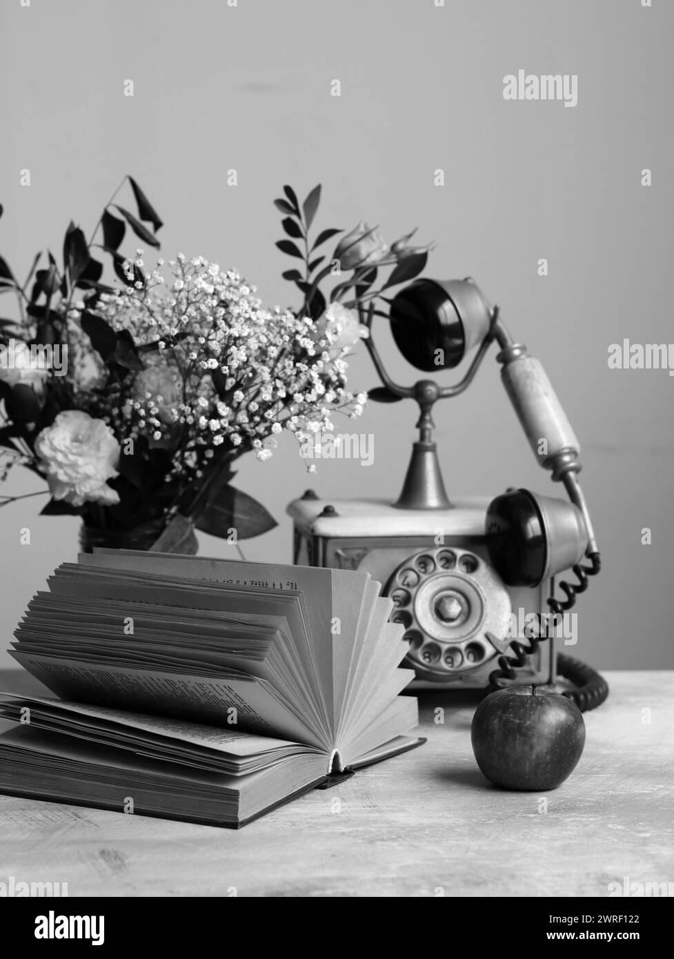 Nature morte de style rétro avec un livre ouvert sur un bureau. Gros plan photo d'objets vintage. Banque D'Images