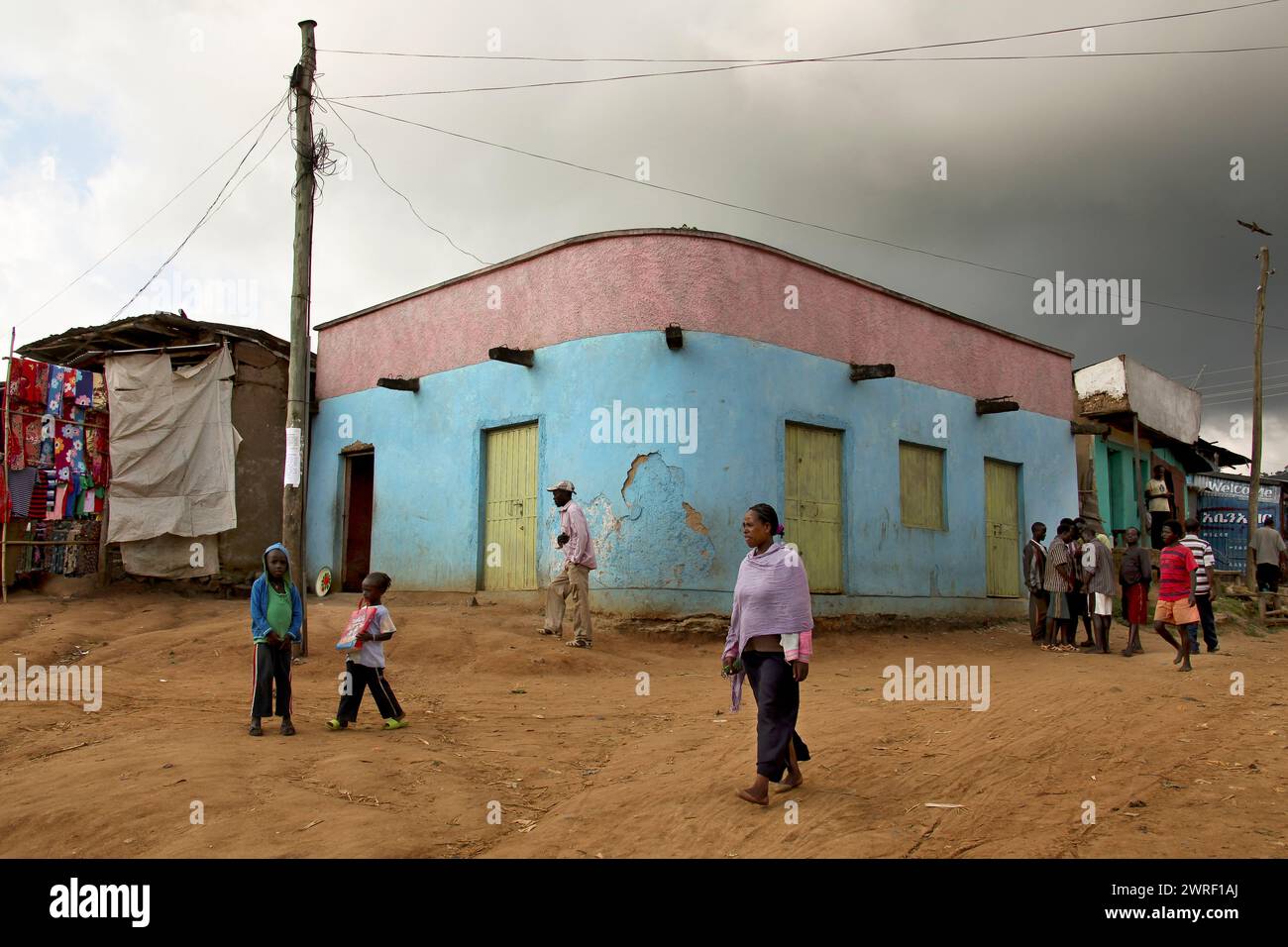 Jinka, ETHIOPIE - 20 novembre 2011 : des personnes non identifiées maintiennent leur mode de vie traditionnel dans la rue Jinka. Banque D'Images