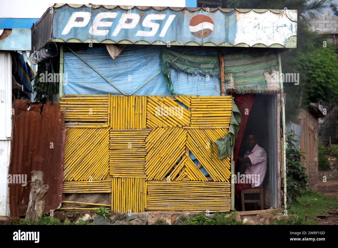 Jinka, ETHIOPIE - 20 novembre 2011 : des personnes non identifiées maintiennent leur mode de vie traditionnel dans la rue Jinka. Banque D'Images