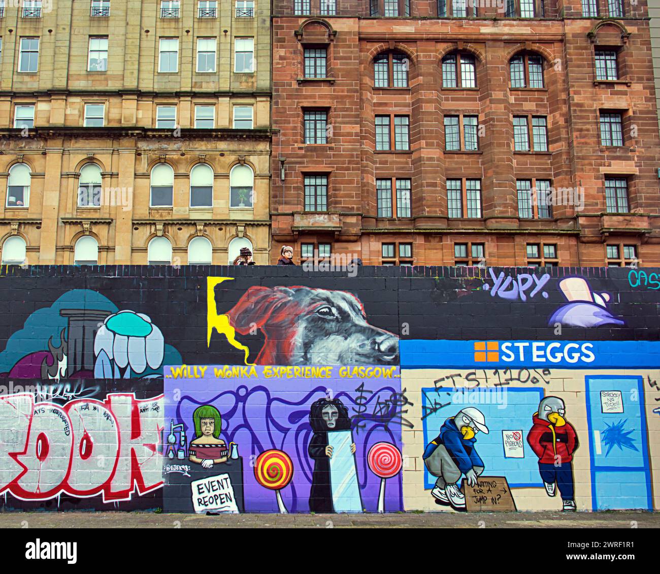 Glasgow, Écosse, Royaume-Uni. 12 mars 2024 : Météo britannique : Clyde Street et sa nouvelle murale Willy wonka est une nouvelle attraction touristique. Nuageux dans la ville vu les habitants et les touristes dans les rues du centre-ville. Crédit Gerard Ferry/Alamy Live News Banque D'Images