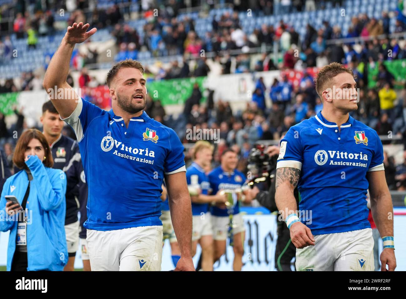 Gianmarco Lucchesi et Lorenzo Cannone célèbrent le match international de rugby à xv Guinness six Nations 2024 entre l'Italie et l'Écosse au stade olympique. Score final : Italie 31 - 29 Ecosse. Banque D'Images