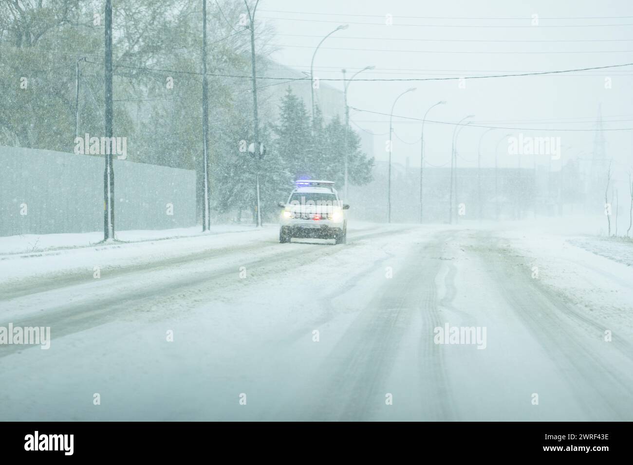 L'image d'une voiture de police qui s'assure que tout est en ordre et que les conducteurs prennent soin des règles de circulation parce que dehors il y a un Banque D'Images
