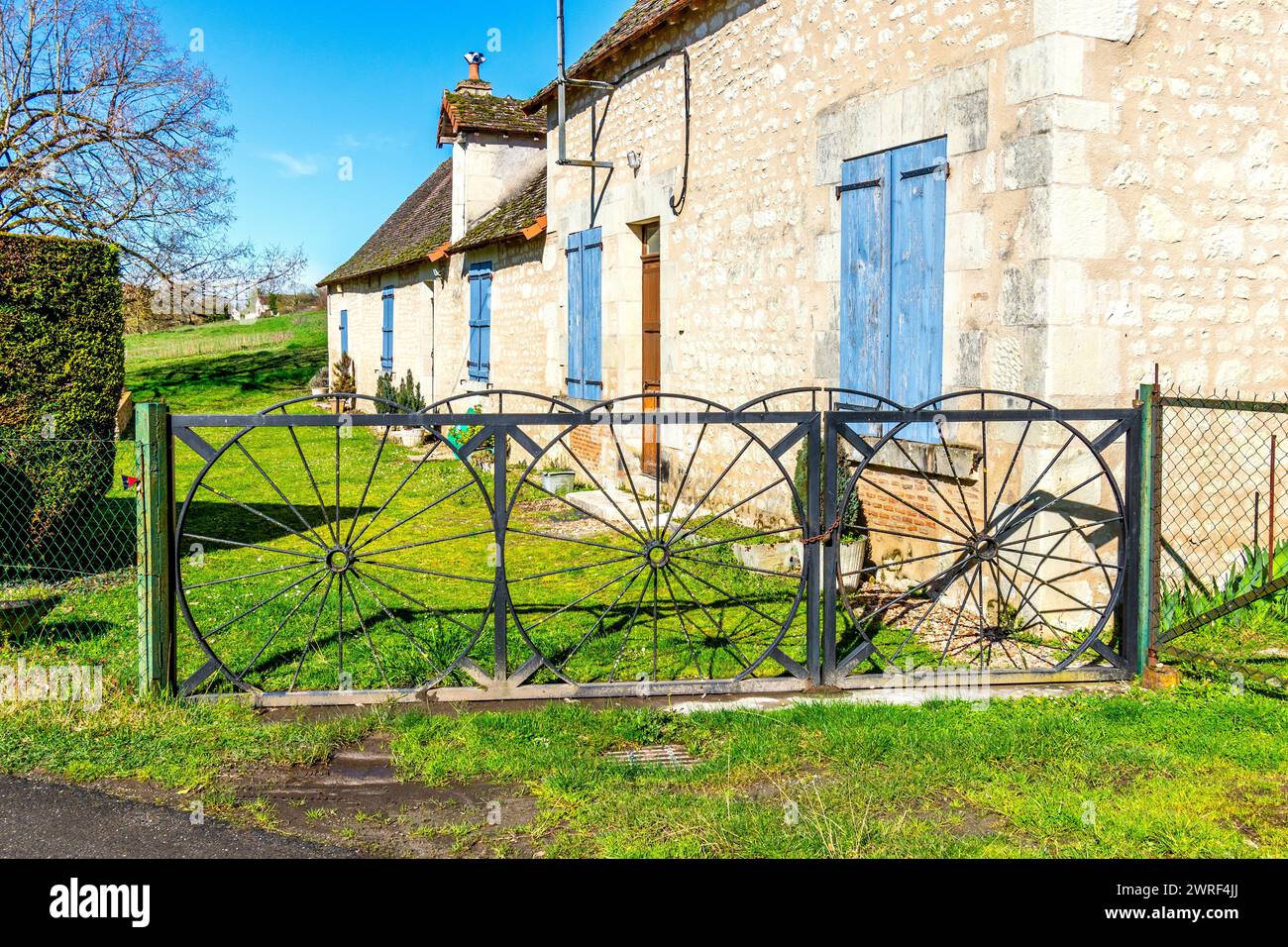 Ferme rénovée pour occupation domestique avec passerelle métallique en roues à rayons - Martizay, Indre (36), France. Banque D'Images