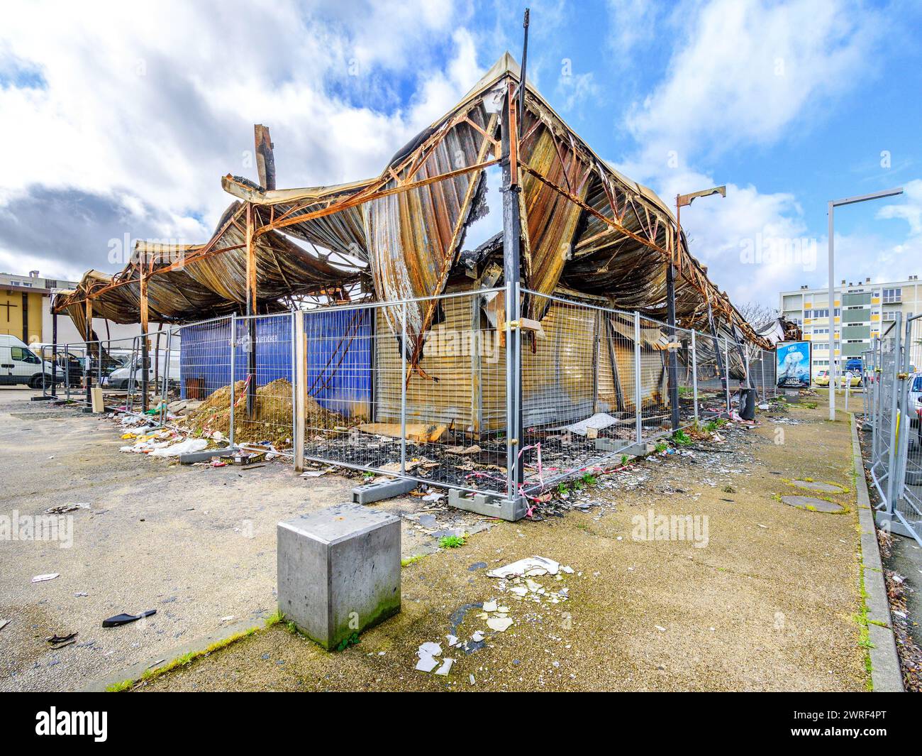 Restes incendiés de petits magasins et locaux commerciaux après un incendie criminel en 2023 - Châtellerault, Vienne (86), France. Banque D'Images